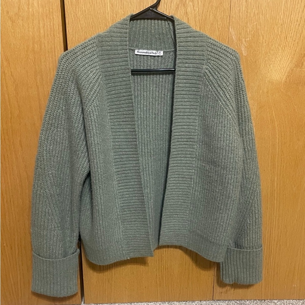 Abercrombie & Fitch Ribbed Non Closure Cardigan Sweater in Green